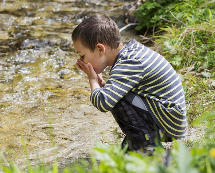 niño bebiendo agua
