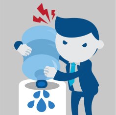 persona vaciando agua